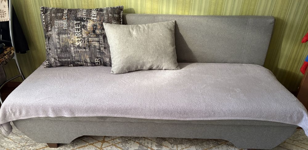 Диван с двумя подушками