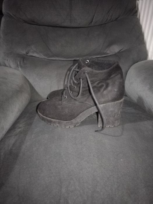 Велурени обувки с ток на New Yorker