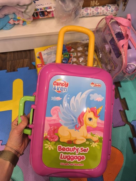 Лот детски играчки фризьорски салон в куфар,шевна машина и др