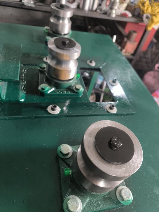 Utilaj pentru îndoit țeavă rotundă sau rectangulara