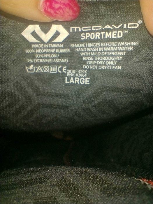 Шарнирна наколенка с кръстосани ленти.