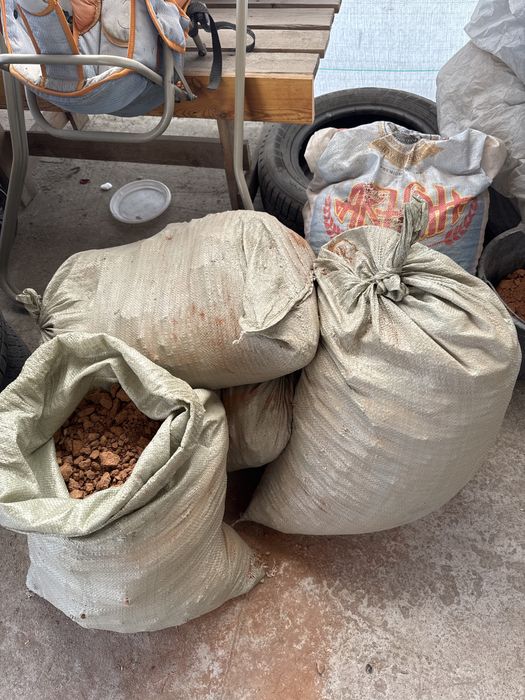 Красная глина в мешках