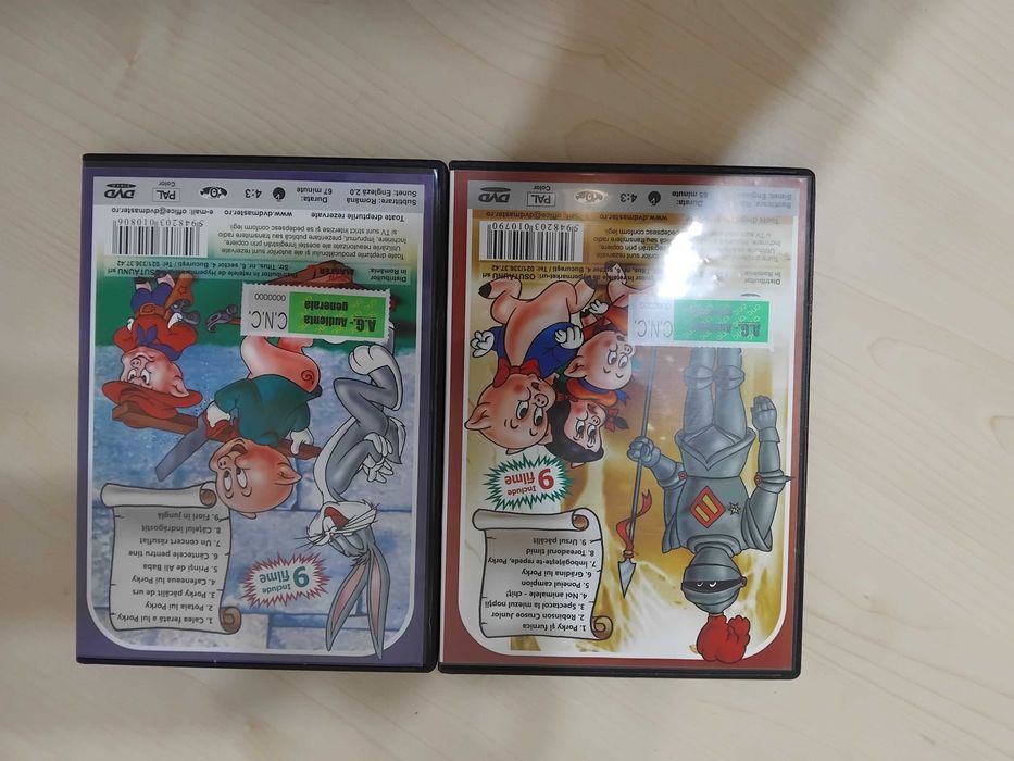 Vand 2 DVD-uri cu desene animate Porky Pig si prietenii
