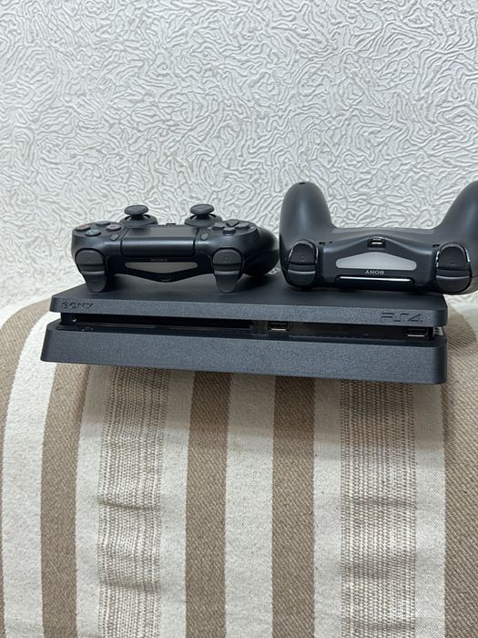 Продам PlayStation 4 (оригинал) + 2 геймпада