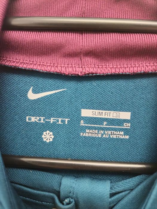 Bluza de fotbal Nike PSG NOUA! 60% REDUCERE 

Nu a fost purtată deloc.