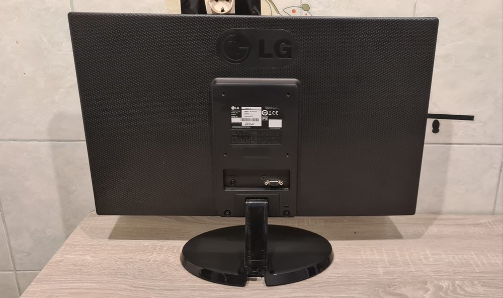 Monitor LG 24 inch VGA perfect funcțional,  preț fix