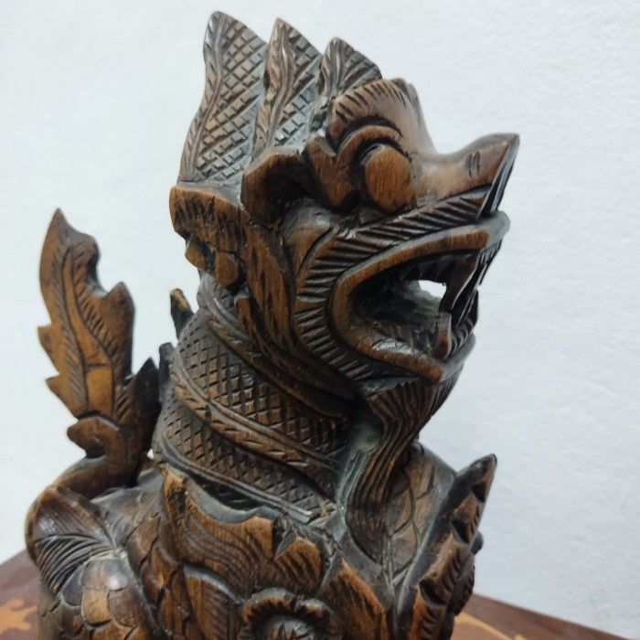 Superbă sculptura realizată din lemn masiv câine Fu ,piesa cu o lucrăt