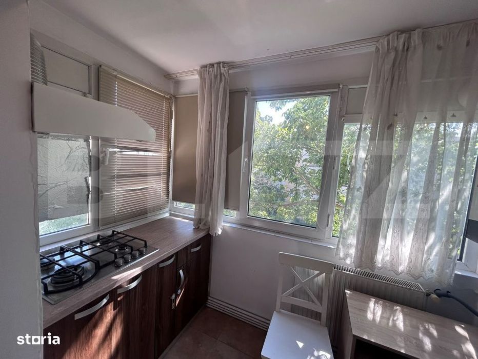 Apartament cu 3 camere, decomandat, centrala si AC, zona Helin Ciuperc