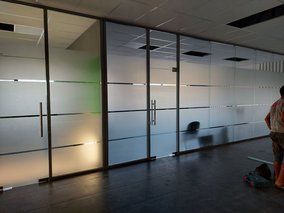 стеклянные двери, офисные перегородки, витражи и витрины магазинов