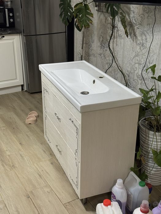 Раковина с тумбой и зеркалом