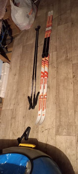 Лыжи                  .