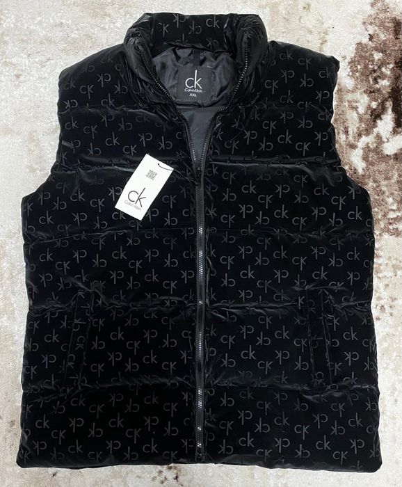 Vând vesta noua de bărbați Calvin Klein