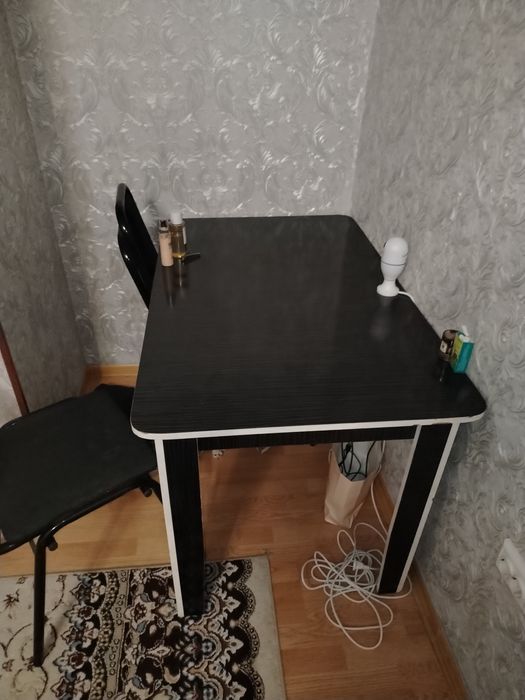 Продаю срочно стол и 4 стула