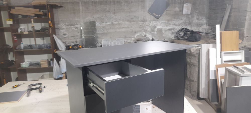 Писменный стол для школьников.