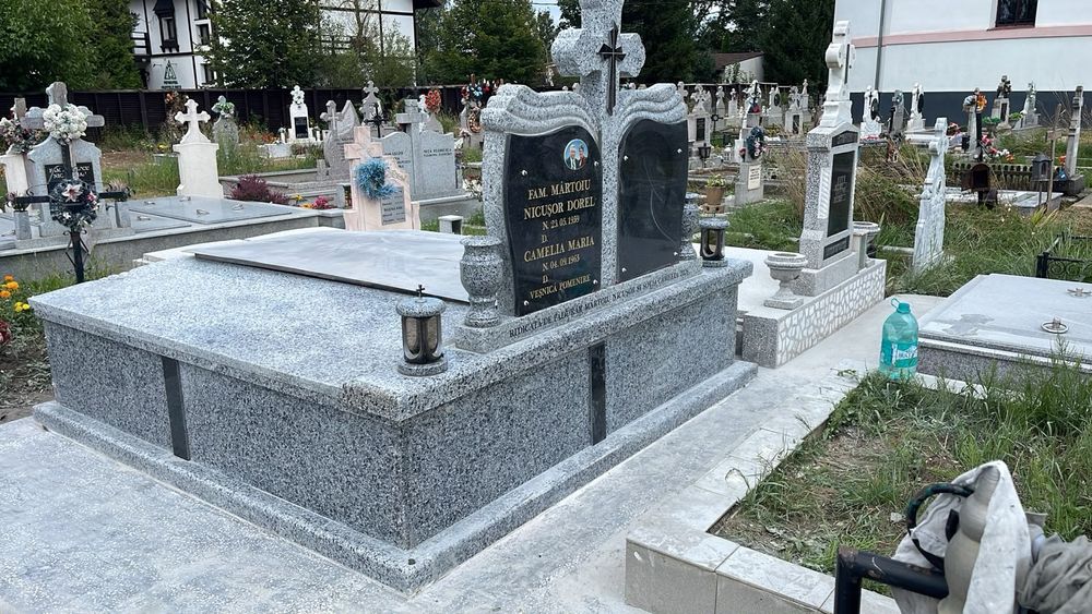Executam placari monumente funerare