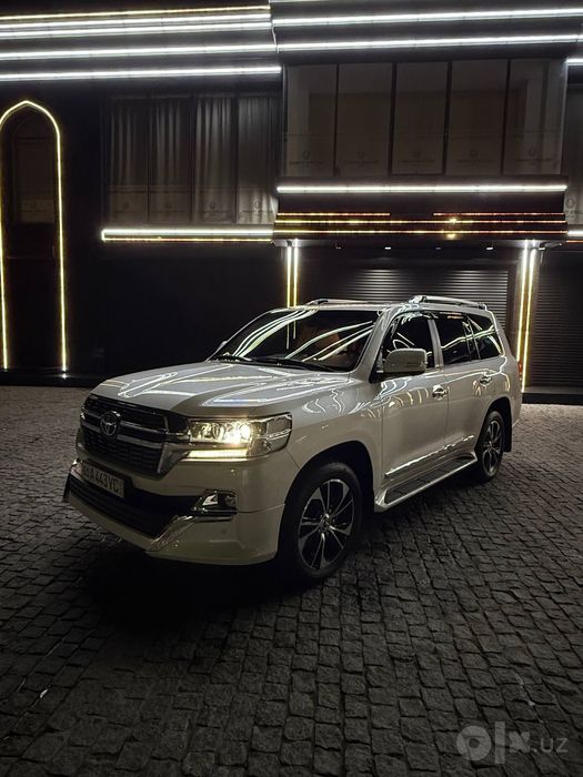 Land cruiser 200 sotiladi