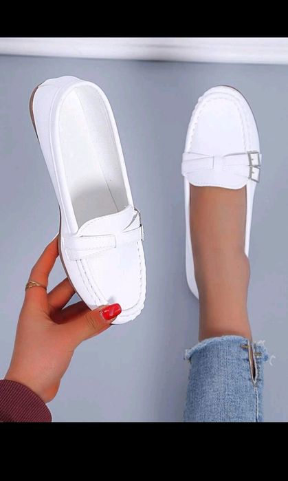 Бели обувки мокасини