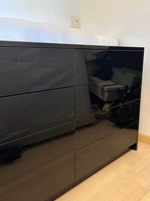 Comoda neagra lucioasa