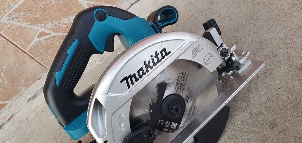 Fierăstrău circular cu acumulator Makita.