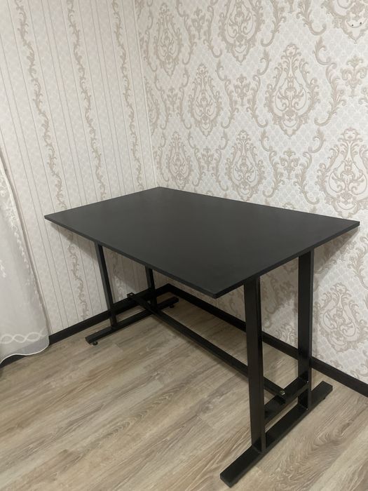 Продам стол компютерный, игровой.