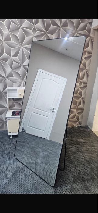 Напольное зеркало