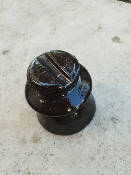 Elektriklar ishlatadigan izolyatorlar