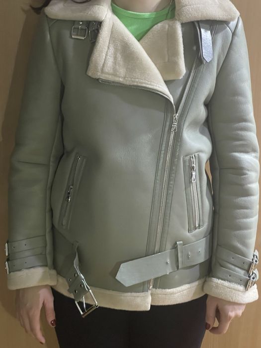 Продается дубленка ,не натуральная , но теплая.