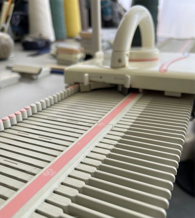 Продам вязальную машинку silverLK150