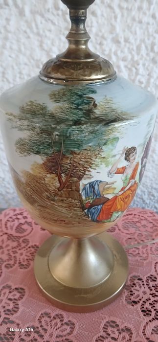 Ръчно рисувана настолна лампа