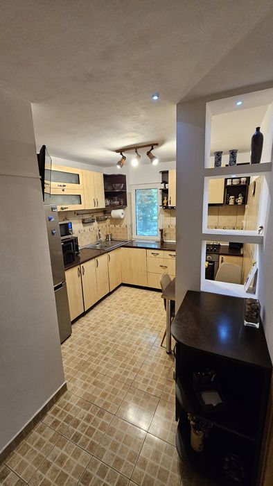 Apartament 2 camere, 51 mp, etaj 1/4, complet renovat, mobilat, utilat, intretinut impecabil, nu necesită investiții.  Zona linistita, Sp.Judetean.