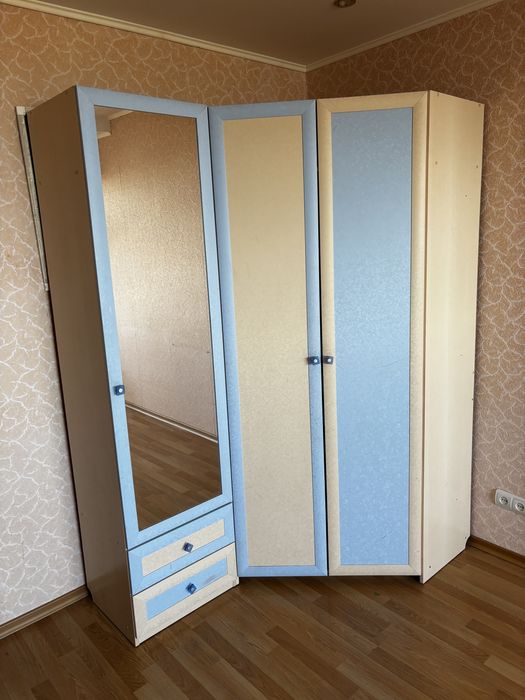 Продам трехдверный шкаф для одежды