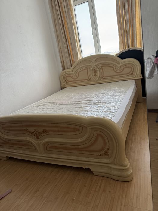 Спальный кровать, тумбочка