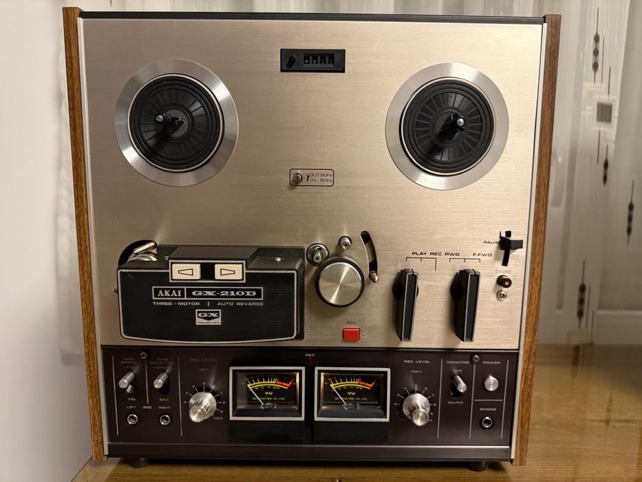 Vând două magnetofoane Akai și un magnetofon Teac X-7