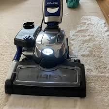 Почистване и пране на килими и мека мебел по домовете..