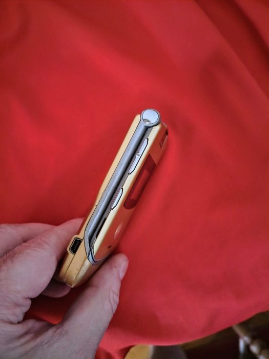 Motorola RAZR V3  ( liber de rețea)