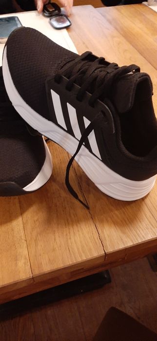 Adidasi adidas noi. Doar probați 40, 2/3. Potriviți la un picior 39