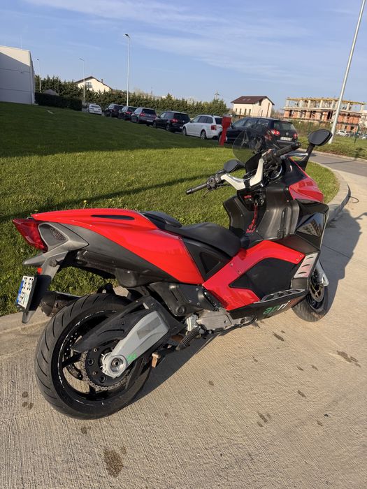 Aprilia SRV 850 maxi scuter gilera gp 800