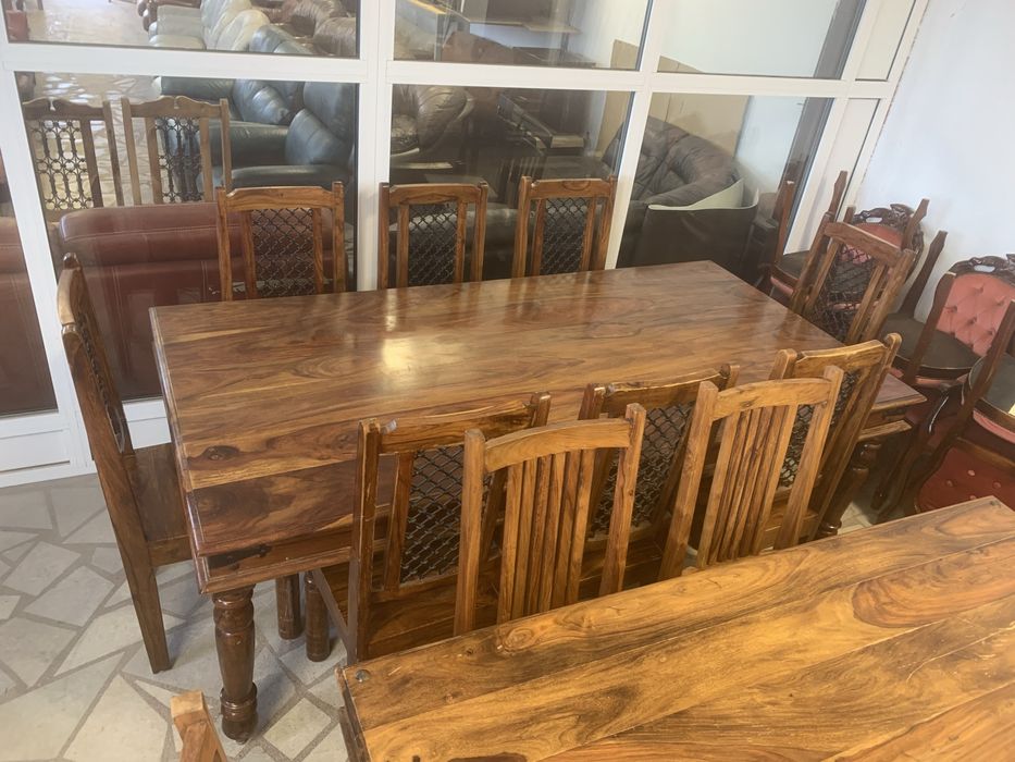 Голяма масивна маса с 8 стола