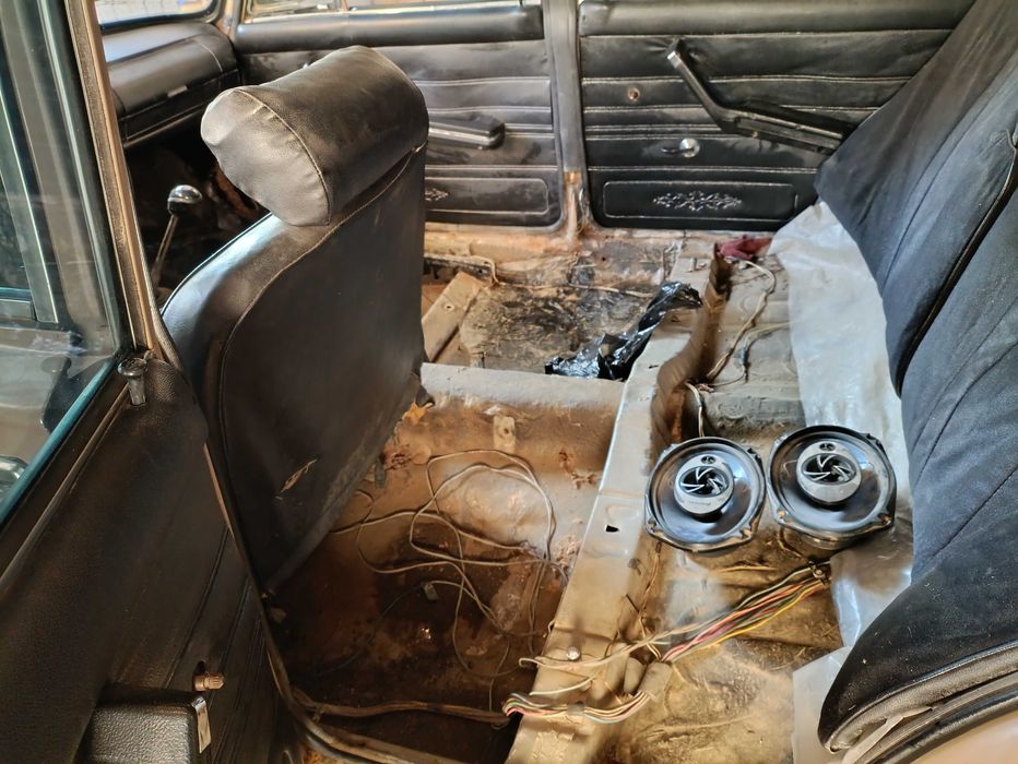 Oladiganla bosa kelib korib ustida azgina otiladigan joyi bor)