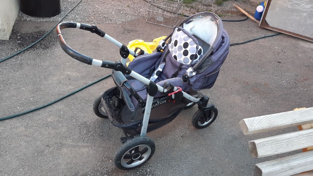Коляска с двумя насадками.