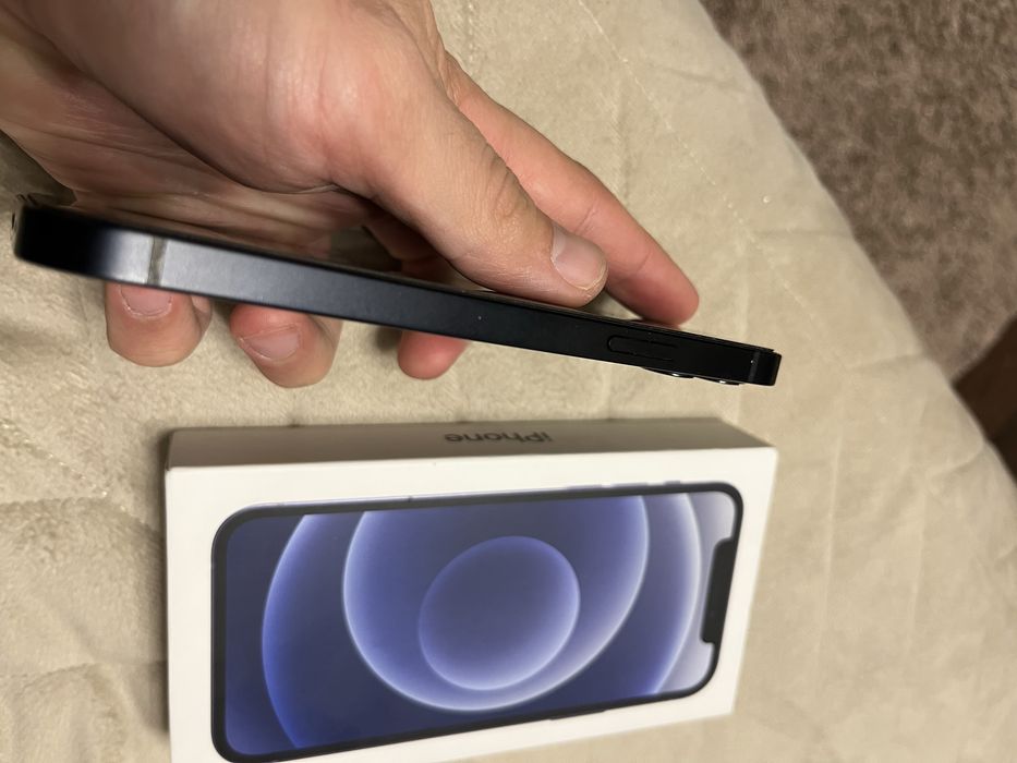 Продам Iphone 12