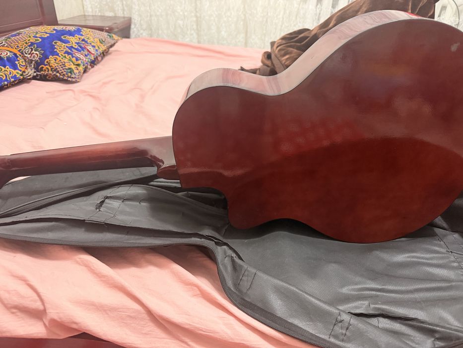 Gitara sotiladi rasmdegi holat