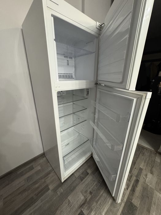 Хладилник с горна камера