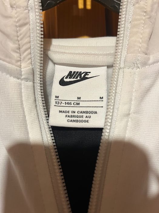 Продавам оригинален екип на Nike