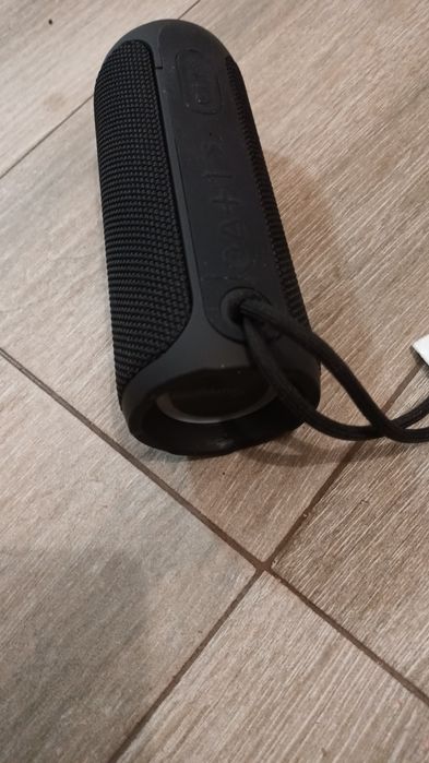 Boxa portabila defecta.