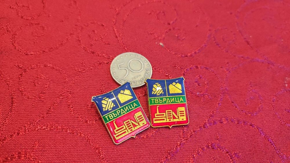Продавам значки с гербът на Твърдица
