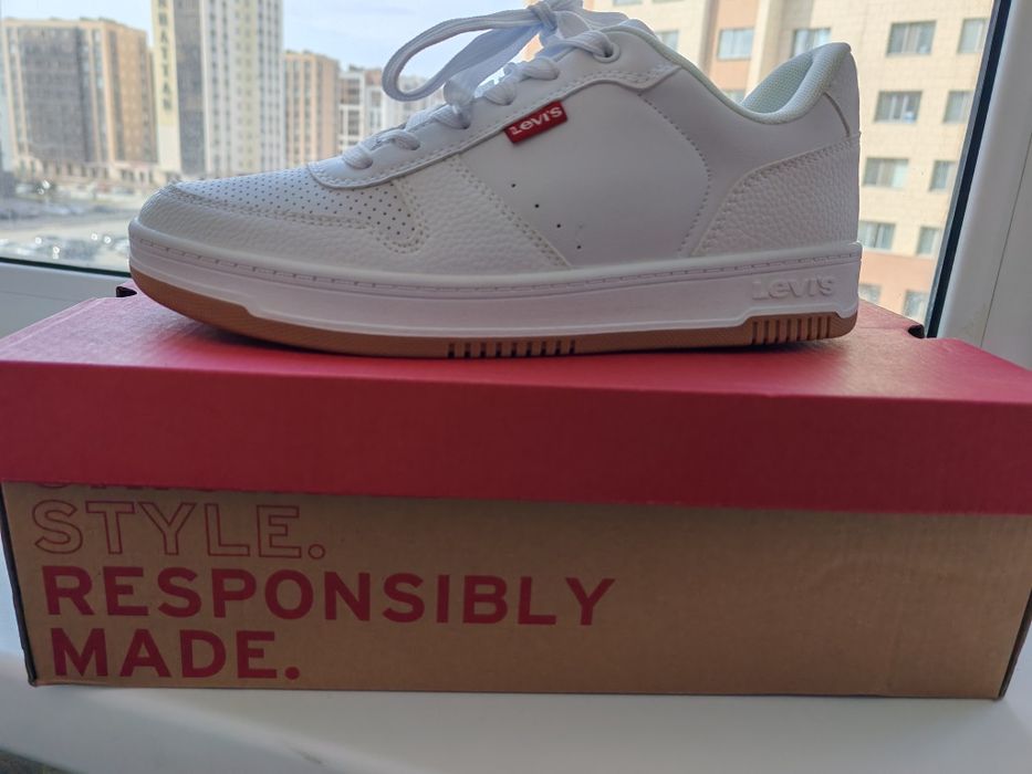 Кроссовки levi's