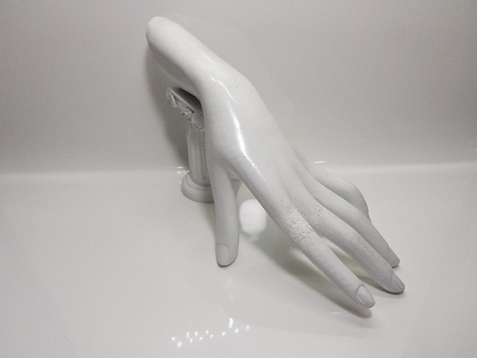 Рука под зол.отые украш.ение и т.д.