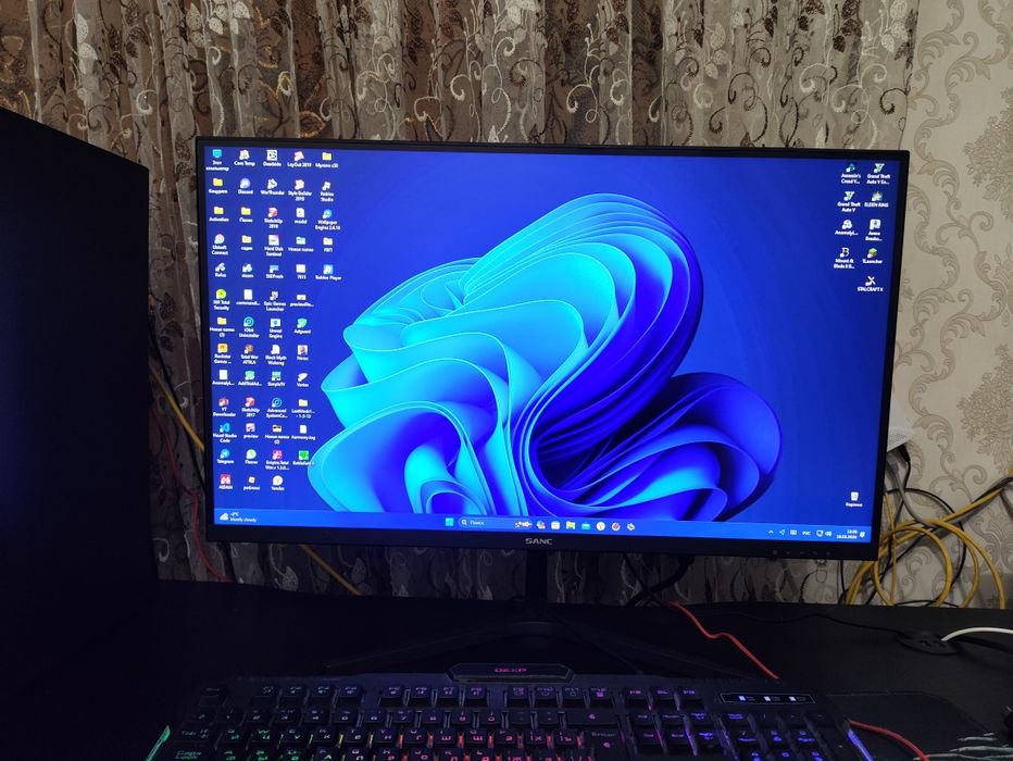 Монитор на игровой компьютер.