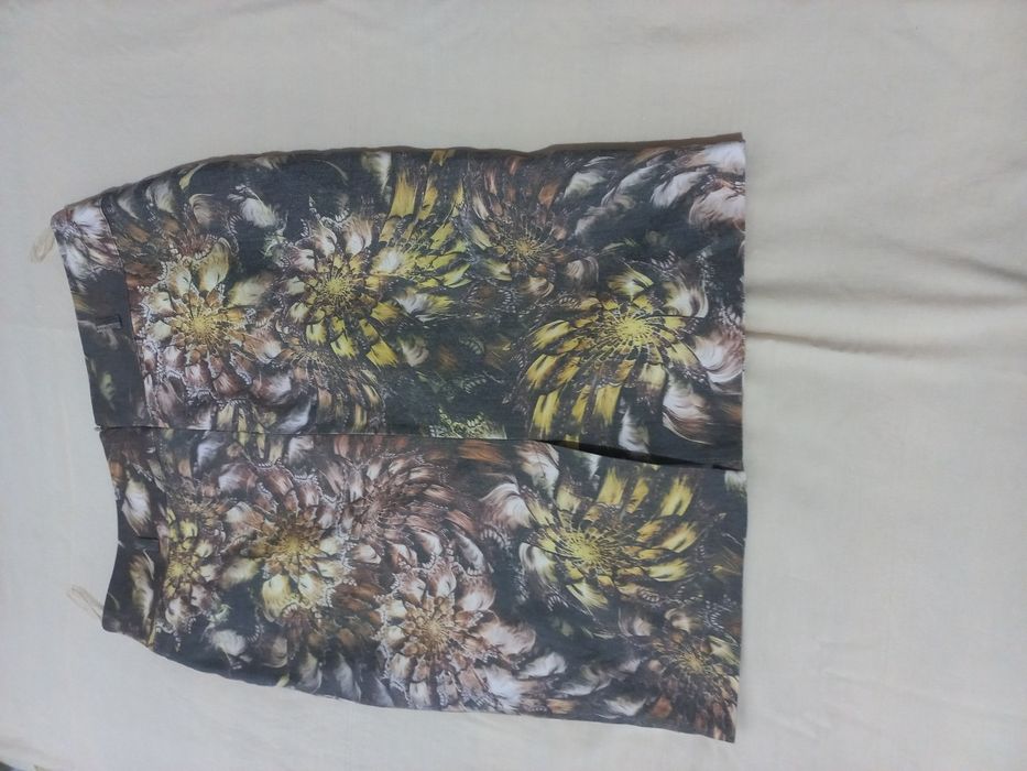 Chiroyli ayollar yubkasi